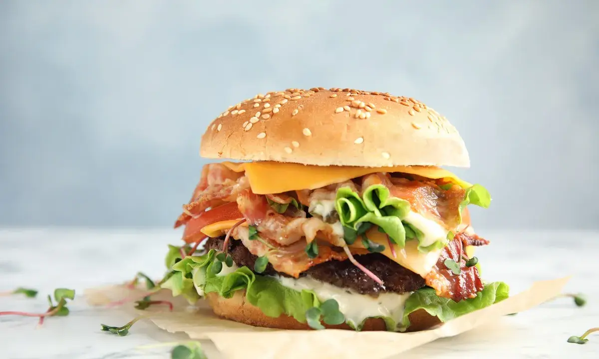Ile kcal ma burger? Od 250 do 1000+! Sprawdź i wybierz mądrze.