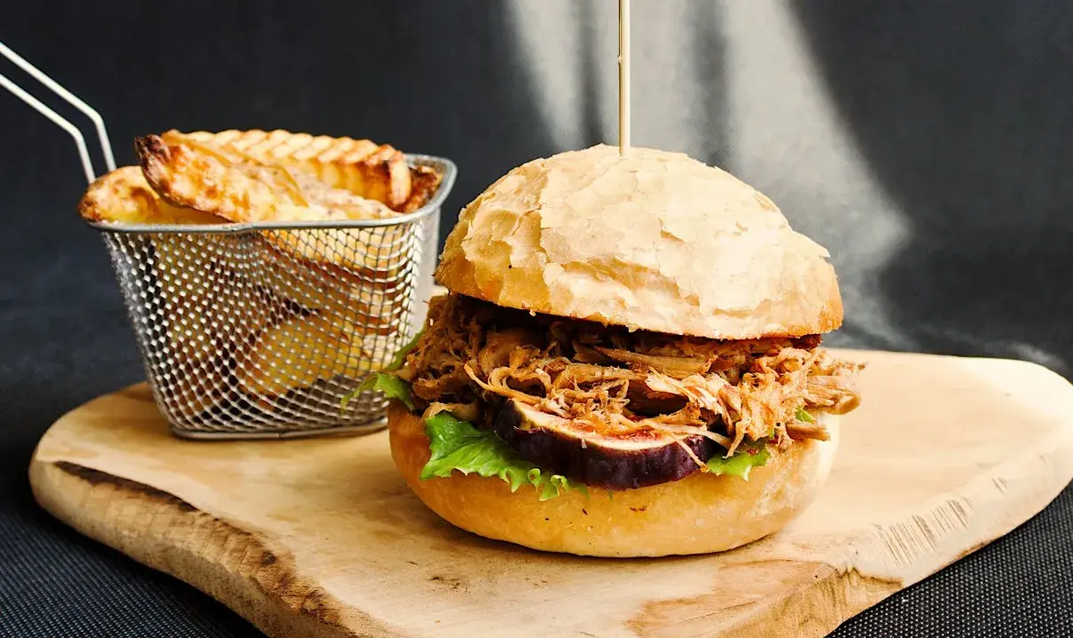 Pulled Pork: Jak zrobić soczystego burgera z szarpaną wieprzowiną?