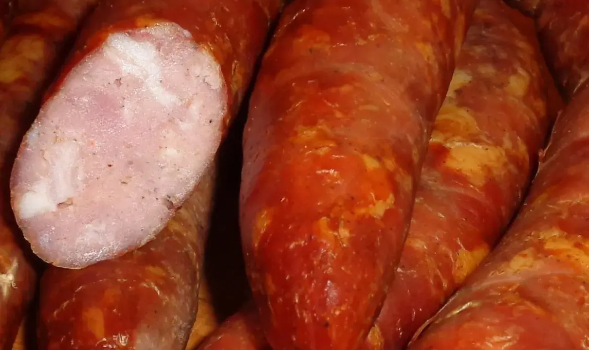 Kiełbasa swojska 10 kg: Sprawdzony przepis na domowy sukces!