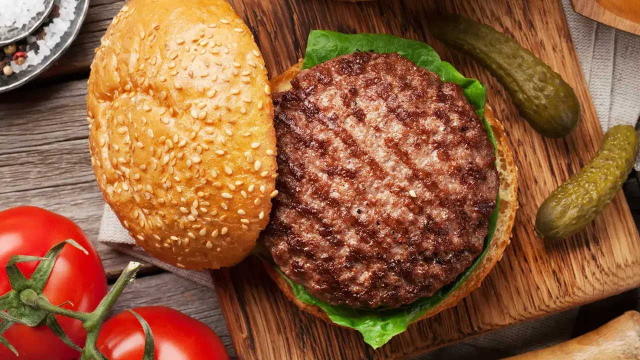 Sekret soczystych burgerów: Jak zrobić je z mięsa mielonego?