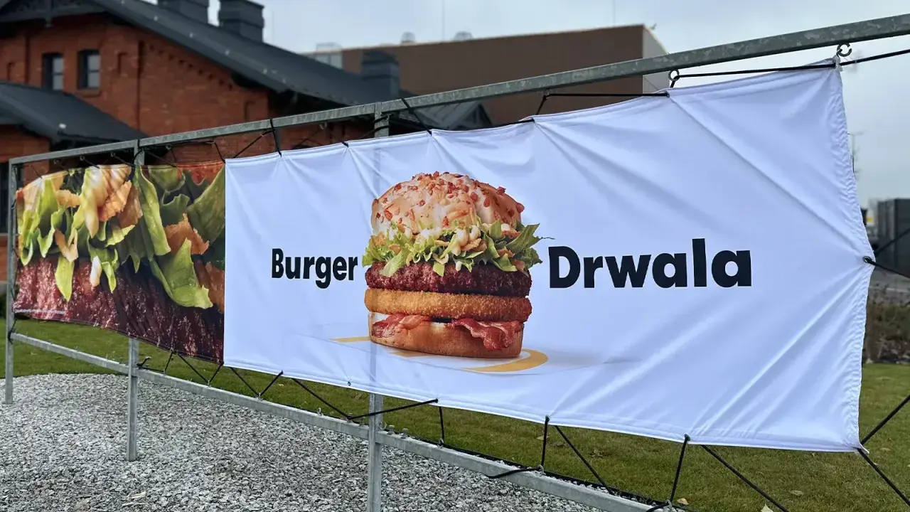 Reklama Burgera Drwala. Pyszny, wielowarstwowy burger z chrupiącym dodatkiem.