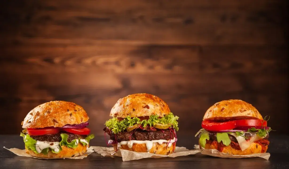 Ile waży hamburger? Waga, kalorie i składniki pod lupą