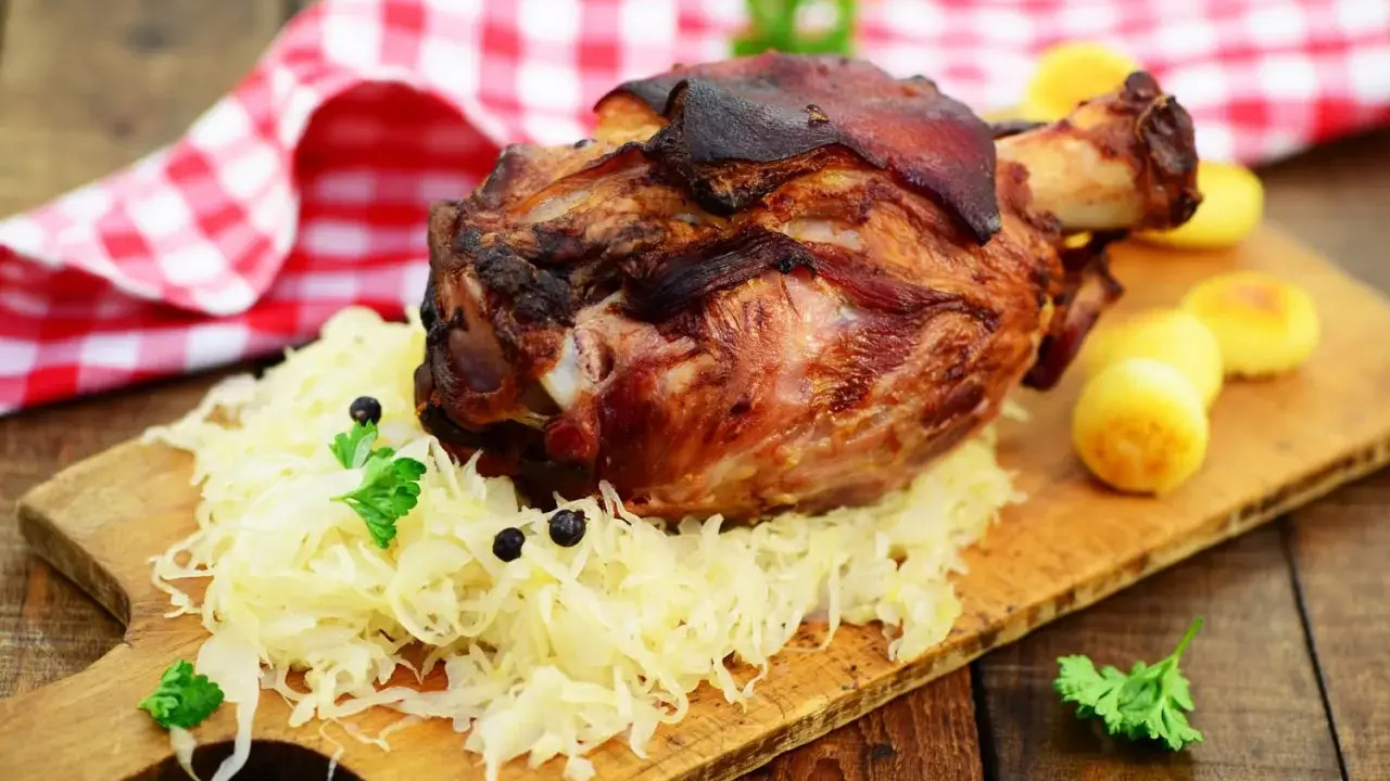 Jak zrobić golonkę w kapuście? Sekret kruchego mięsa i chrupkiej skórki