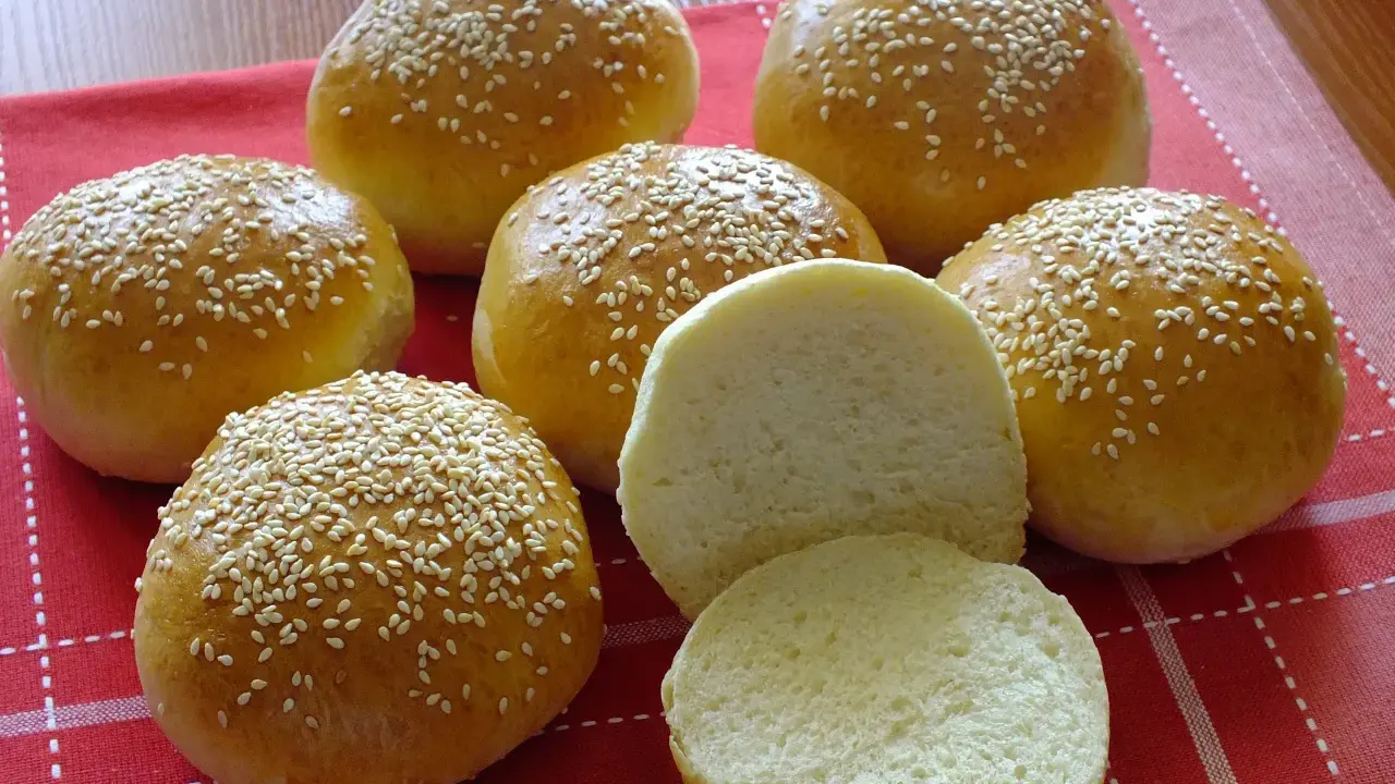 Jak podgrzać bułki do hamburgerów? Chrupiące i miękkie!