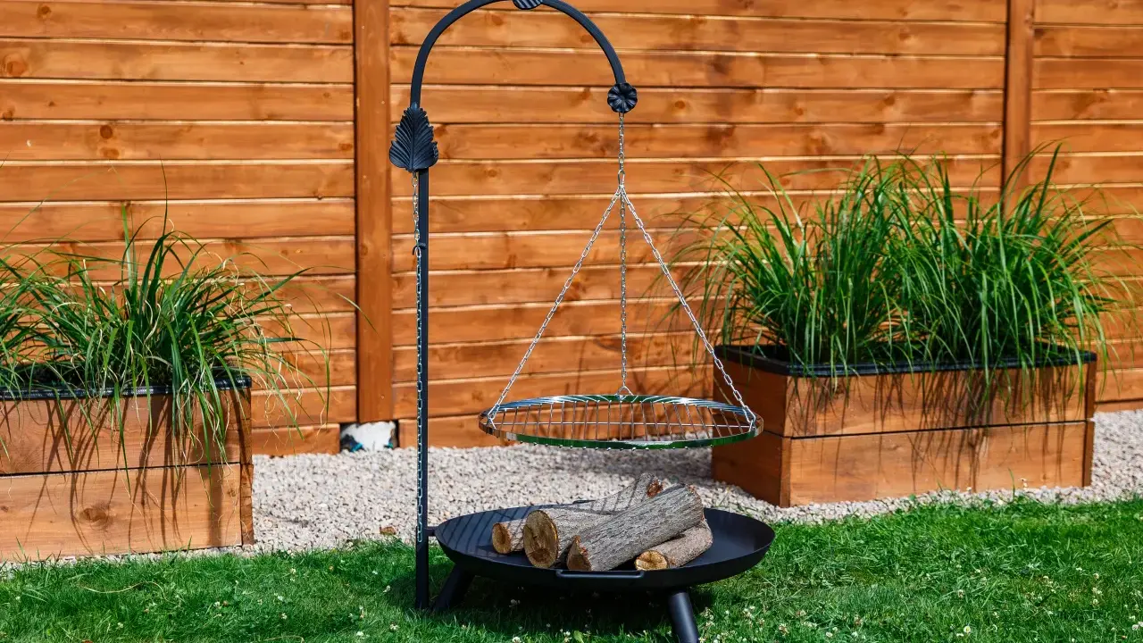 Grill wiszący na trójnogu: Smak ogniska w Twoim ogrodzie