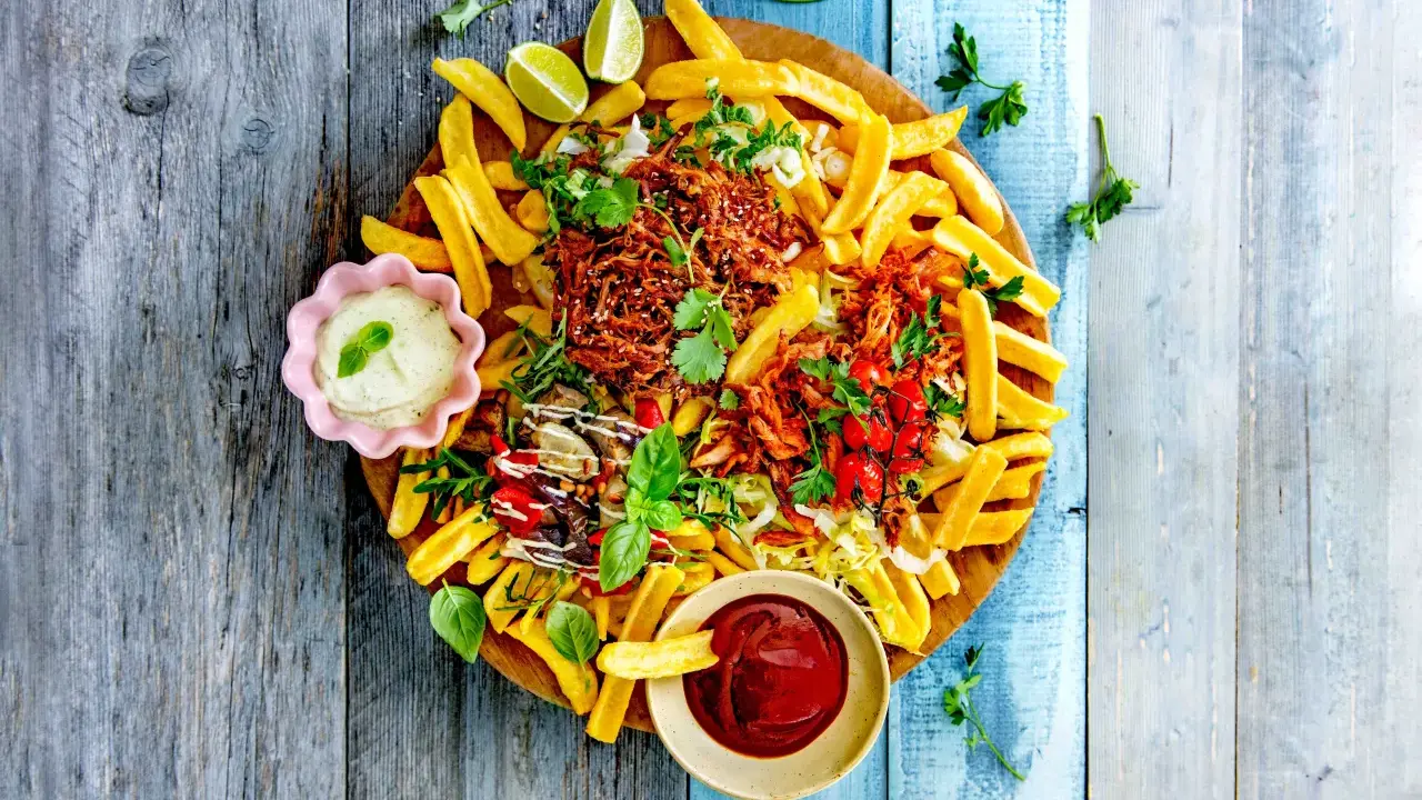 Co jeść z frytkami? Inspiracje od sosów po Loaded Fries!
