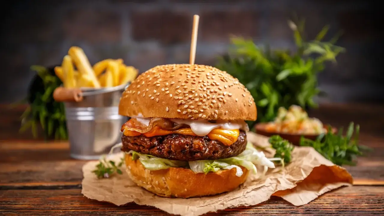 Jak zrobić idealny burger? Soczysty przepis i 5 błędów do uniknięcia