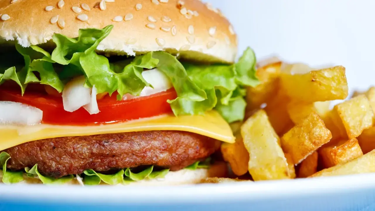 Kaloryczność burgera z frytkami: Jak jeść i nie żałować?