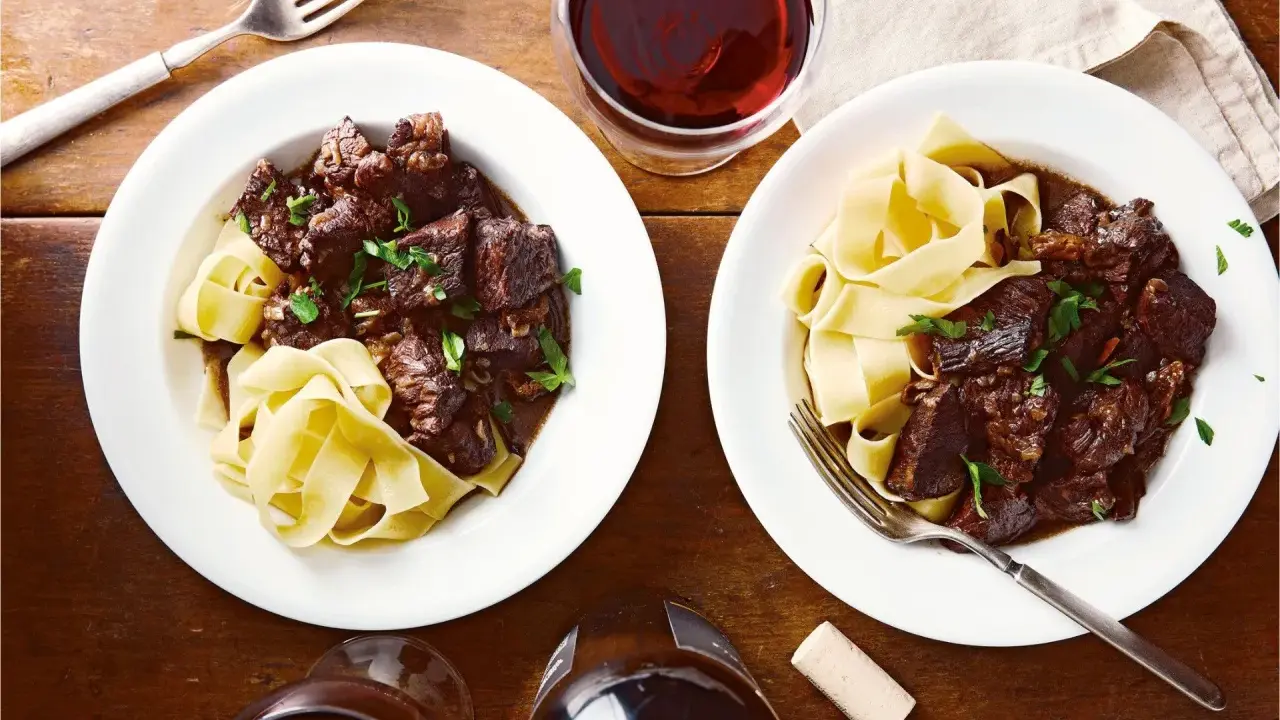 Wołowina po burgundzku: Jak zrobić perfekcyjne Boeuf Bourguignon?