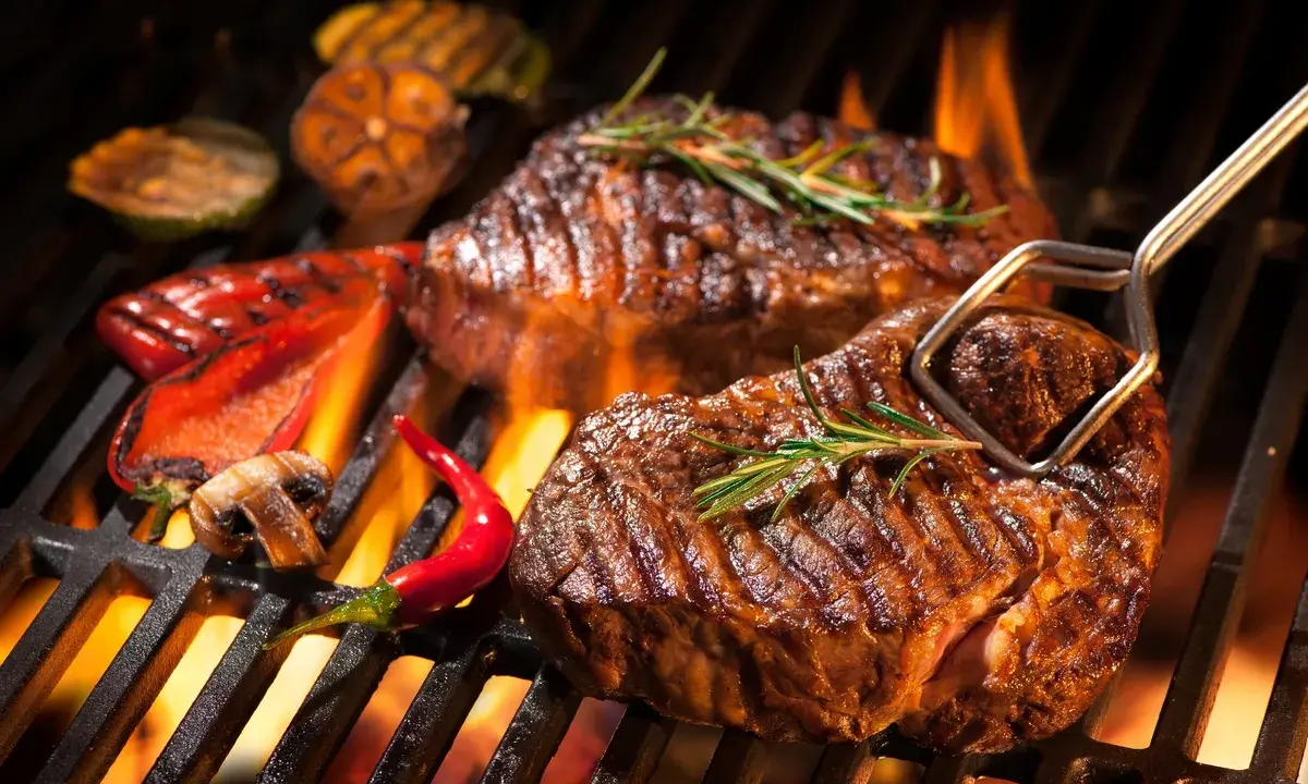 Stek na grillu: Sekrety soczystości i perfekcyjnego wysmażenia