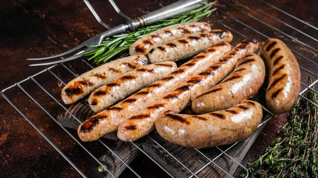 Biała kiełbasa na grillu: Surowa czy parzona? Wybierz idealną!