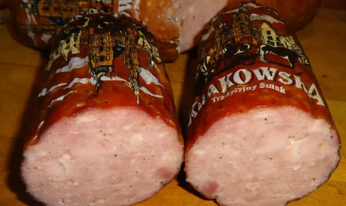Jak upiec kiełbasę krakowską? Soczysta i chrupiąca z piekarnika
