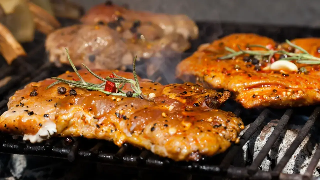 Soczysta karkówka i warzywa grillowane z ziołami i przyprawami.