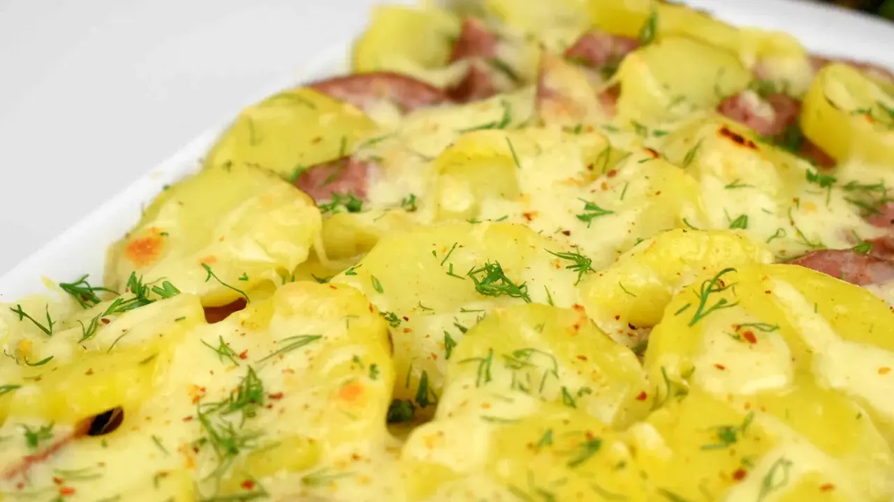 Jak zrobić zapiekankę ziemniaczaną z kiełbasą? Porady mistrza!