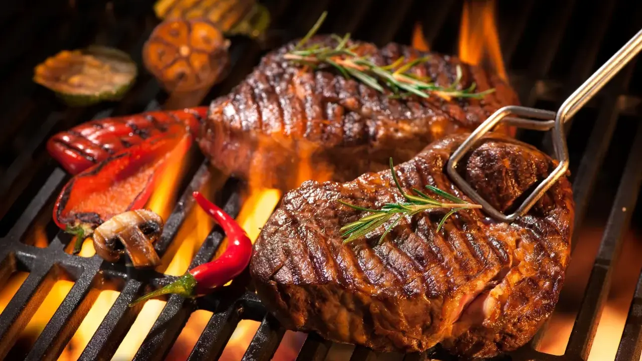 Perfekcyjny stek z grilla: Jak osiągnąć restauracyjny efekt?