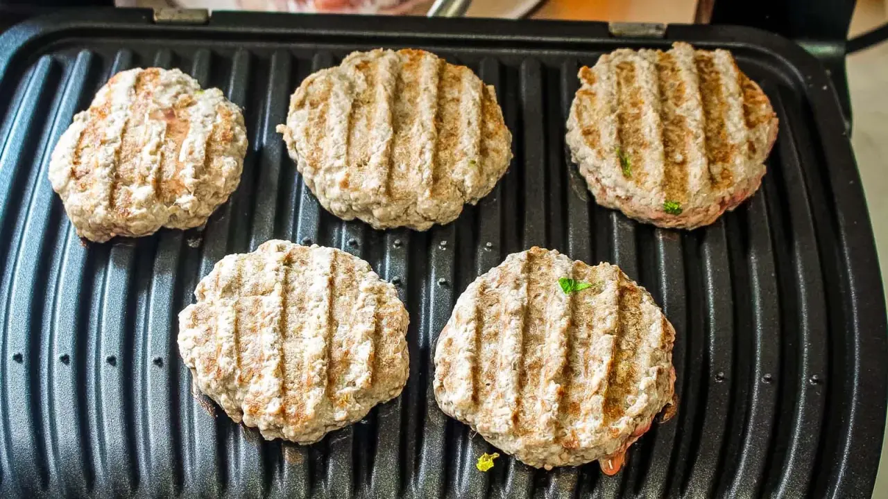 Ile smażyć burgera? Sekret soczystości i idealnego smaku.