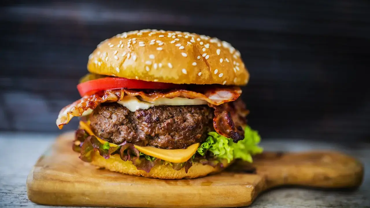 Idealny burger w domu: Jak usmażyć mięso, by było soczyste?
