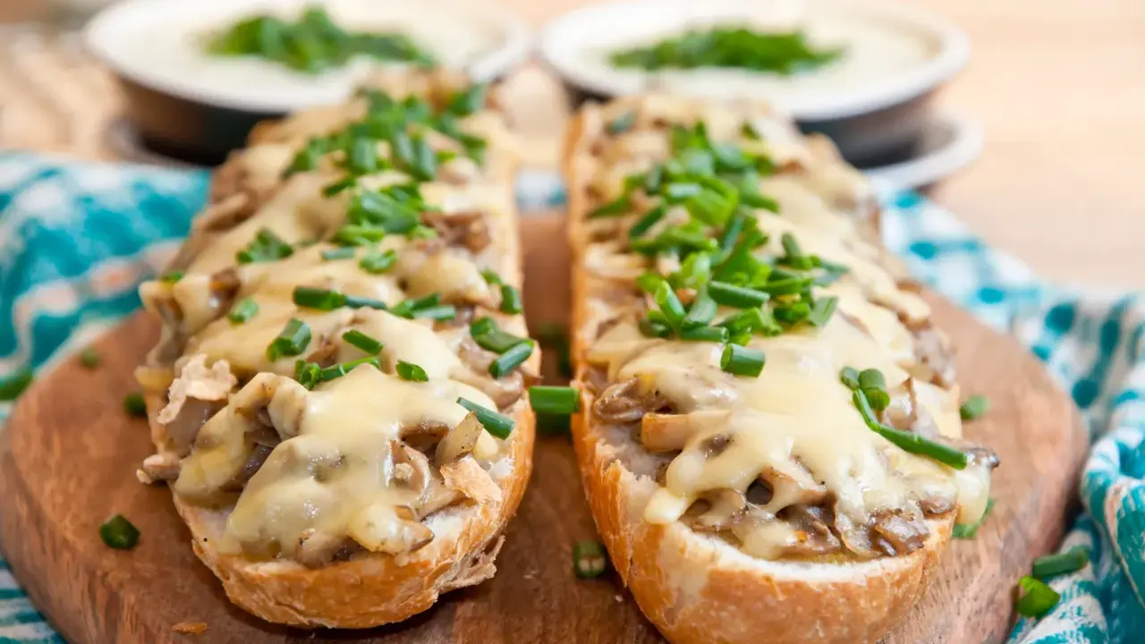 Zapiekanka: Ile ma kcal? Jak jeść ją fit i bez wyrzutów sumienia?