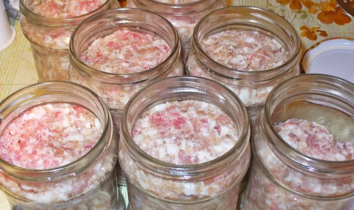 Kiełbasa w słoikach: Tyndalizacja i przepis na lata!
