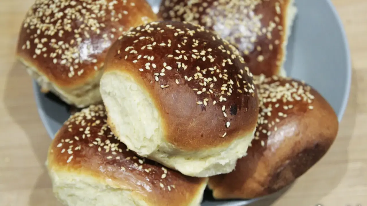 Idealne bułki do burgerów: przepis na puszyste brioche i ziemniaczane