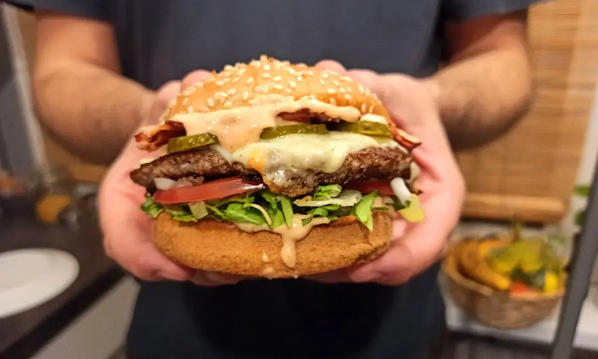 Dodatki do burgerów: Przepisy, które odmienią Twoje danie!