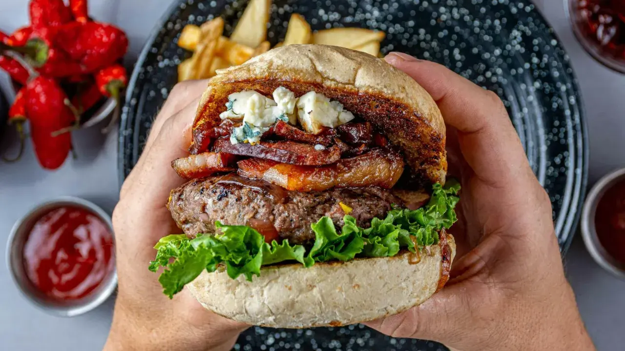 Jakie mięso na burgery? Sekrety soczystego kotleta od eksperta.