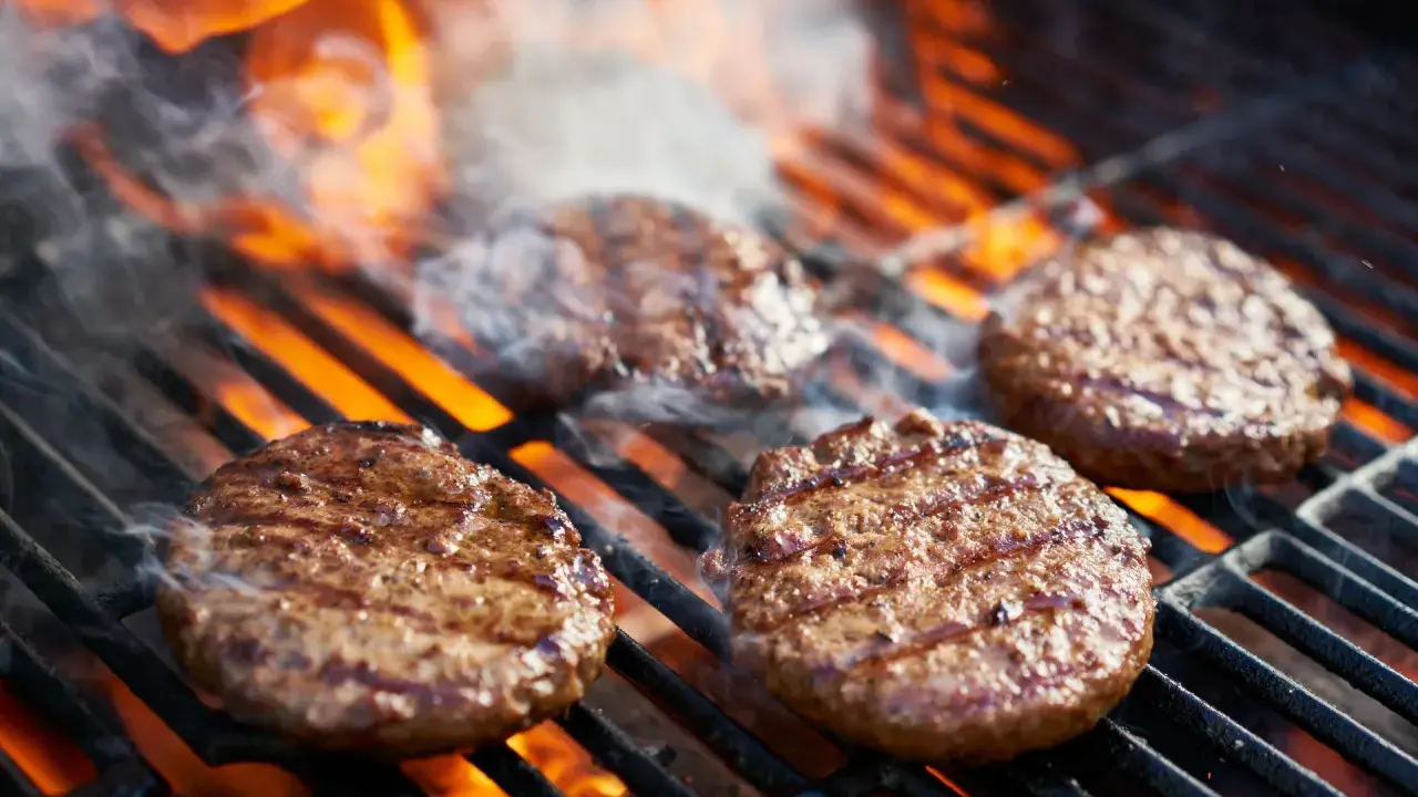 Idealny burger z grilla: Mięso, techniki, soczystość i smak