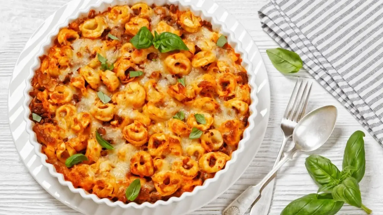Zapiekanka z tortellini i kurczakiem: Sycący obiad bez wpadek