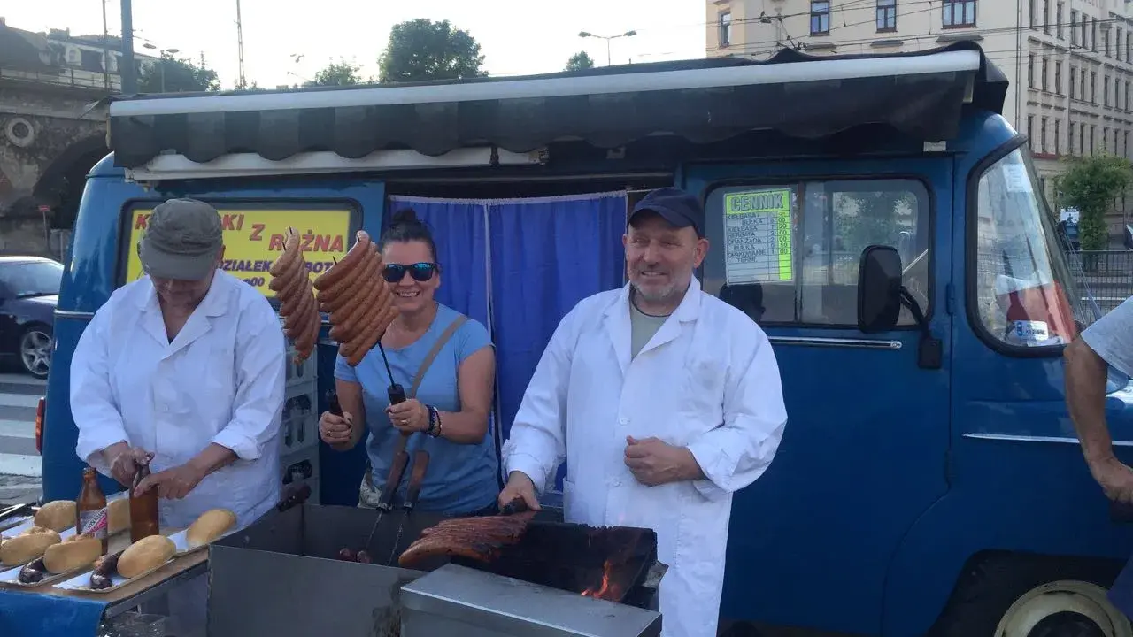 Kiełbasa z Niebieskiej Nyski: Kultowa ikona Krakowa czy warto?