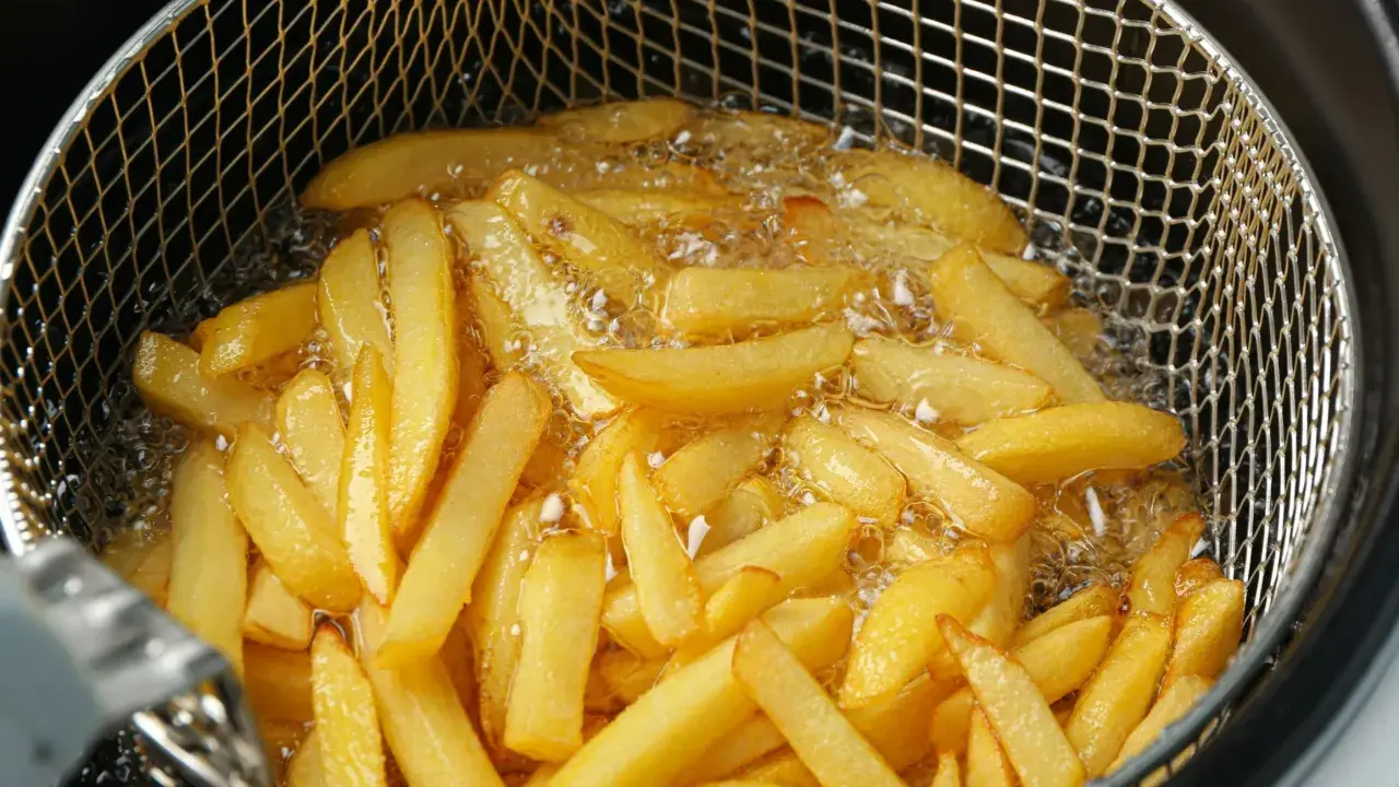 Ile czasu smażyć frytki? Sekret chrupkości i złocistego koloru.