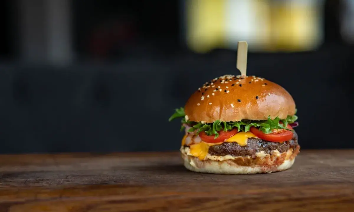 Kto wymyślił hamburgera? Niespodziewana historia