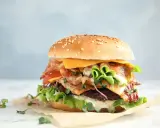 Ile kcal ma burger? Od 250 do 1000+! Sprawdź i wybierz mądrze.
