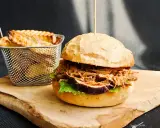 Pulled Pork: Jak zrobić soczystego burgera z szarpaną wieprzowiną?