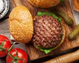 Sekret soczystych burgerów: Jak zrobić je z mięsa mielonego?