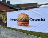Reklama Burgera Drwala. Pyszny, wielowarstwowy burger z chrupiącym dodatkiem.