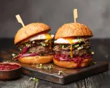 Jak usmażyć burgera na patelni? Poznaj sekret soczystości!