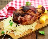 Jak zrobić golonkę w kapuście? Sekret kruchego mięsa i chrupkiej skórki