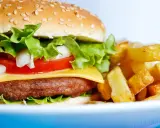 Kaloryczność burgera z frytkami: Jak jeść i nie żałować?