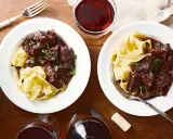 Wołowina po burgundzku: Jak zrobić perfekcyjne Boeuf Bourguignon?