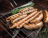 Biała kiełbasa na grillu: Surowa czy parzona? Wybierz idealną!