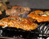 Soczysta karkówka i warzywa grillowane z ziołami i przyprawami.