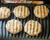 Ile smażyć burgera? Sekret soczystości i idealnego smaku.