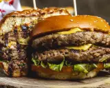 Domowy burger wołowy: Sekret soczystości i smaku. Zrób to sam!