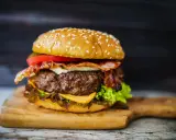 Idealny burger w domu: Jak usmażyć mięso, by było soczyste?