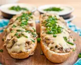 Zapiekanka: Ile ma kcal? Jak jeść ją fit i bez wyrzutów sumienia?