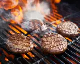 Idealny burger z grilla: Mięso, techniki, soczystość i smak