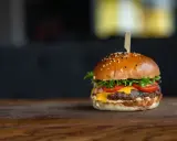Kto wymyślił hamburgera? Niespodziewana historia