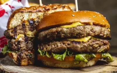 Domowy burger wołowy: Sekret soczystości i smaku. Zrób to sam!