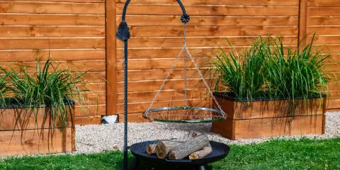 Grill wiszący na trójnogu: Smak ogniska w Twoim ogrodzie