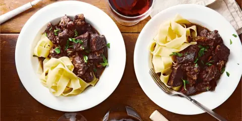 Wołowina po burgundzku: Jak zrobić perfekcyjne Boeuf Bourguignon?